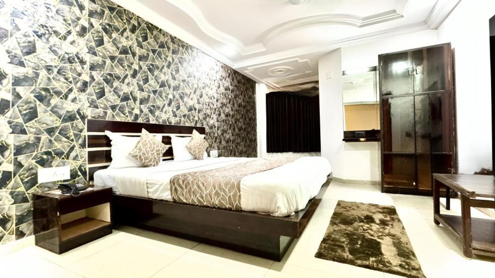 Hotel Dev Palace أحمد أباد المظهر الخارجي الصورة