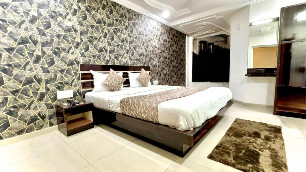 Hotel Dev Palace أحمد أباد المظهر الخارجي الصورة