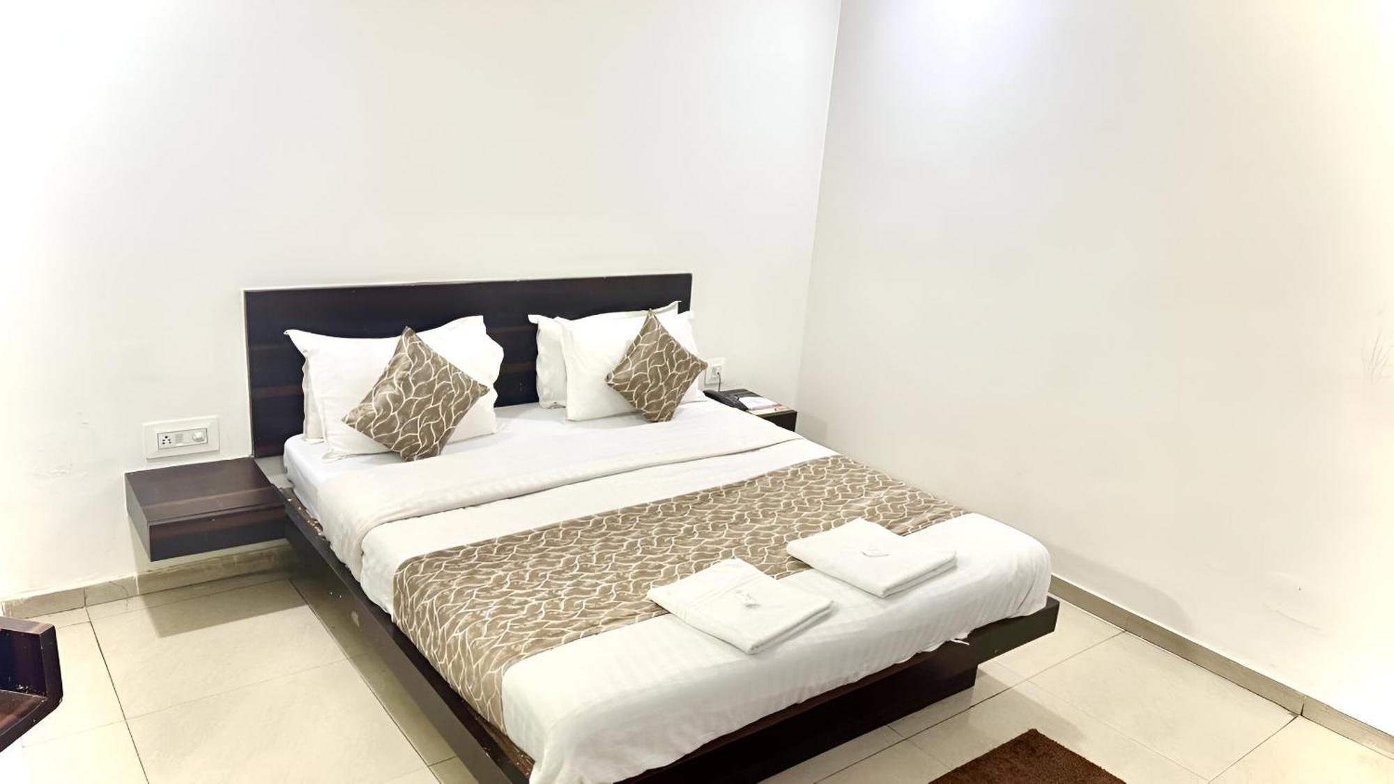 Hotel Dev Palace أحمد أباد المظهر الخارجي الصورة