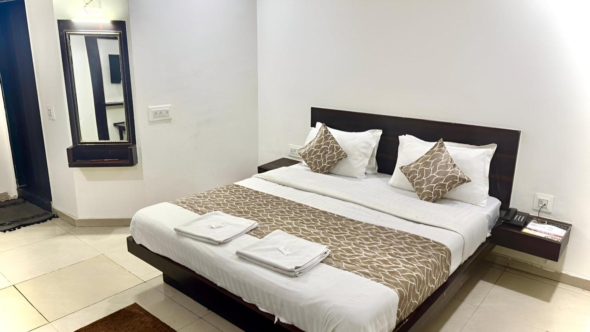 Hotel Dev Palace أحمد أباد المظهر الخارجي الصورة