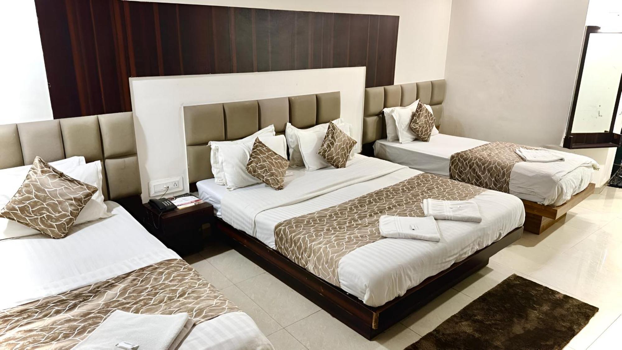 Hotel Dev Palace أحمد أباد المظهر الخارجي الصورة