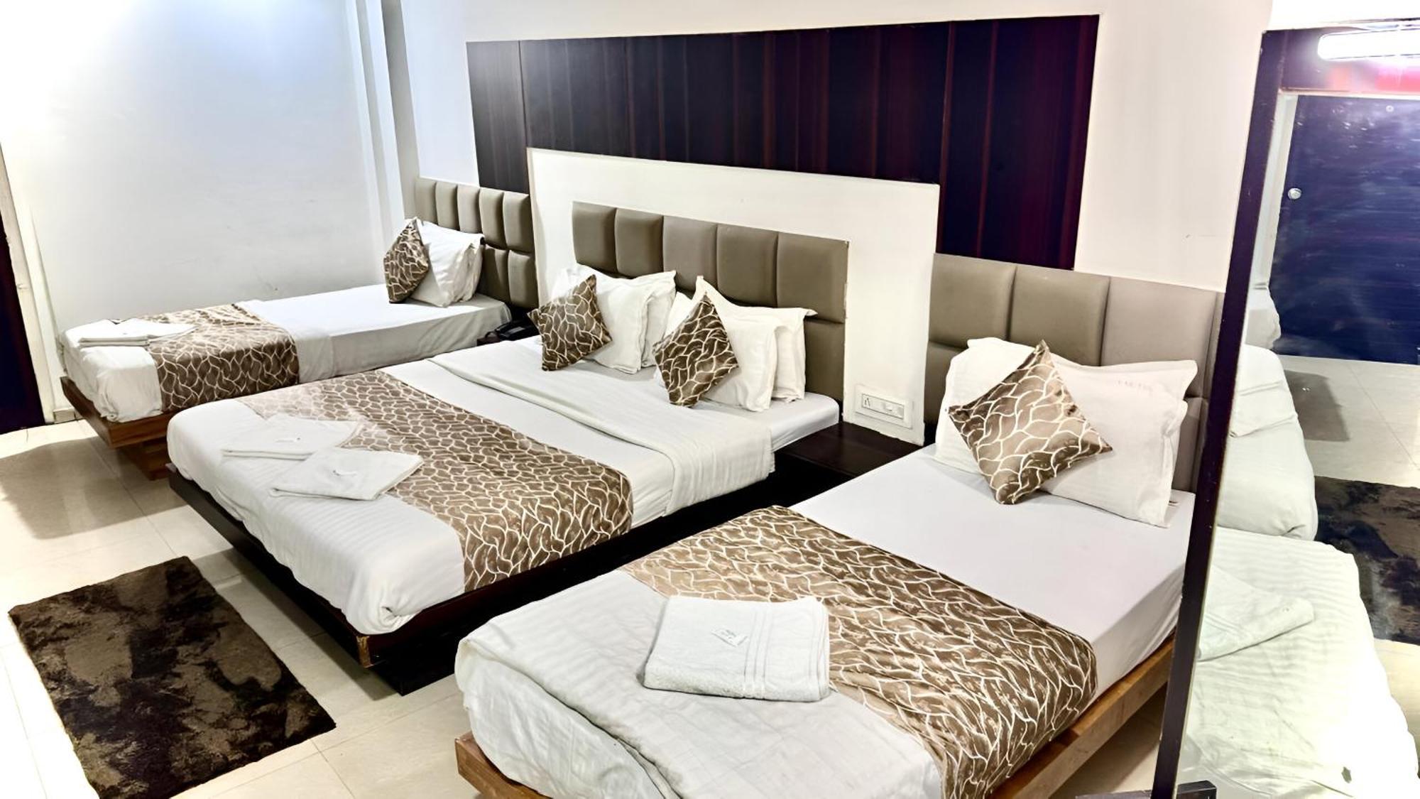 Hotel Dev Palace أحمد أباد المظهر الخارجي الصورة